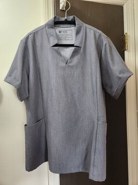 FIGS Inala Short Sleeve Scrub Top In Graphite